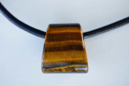 Oeil de Tigre sculpté sur cuir noir